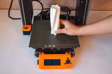 Yeni şeyler yapmak için teknolojik teg aleti. Siyah ve kırmızı 3D yazıcı iş başında. Nesne, madde katmanlarının katmanlarını katma süreçlerine yerleştirerek oluşturulur...