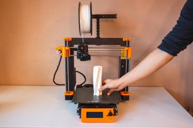Yeni şeyler yapmak için teknolojik teg aleti. Siyah ve kırmızı 3D yazıcı iş başında. Nesne, madde katmanlarının katmanlarını katma süreçlerine yerleştirerek oluşturulur...
