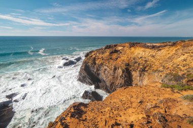 Portekiz 'in batısındaki Odemira bölgesinin Atlantik kıyısında nefes kesici tarih öncesi uçurumlar. Balıkçı Patikası boyunca gezinen, Rota Vicentina.