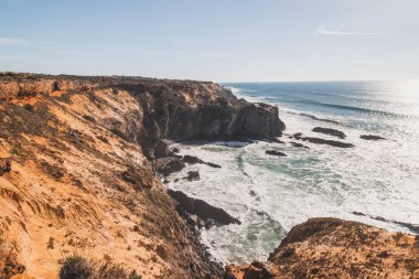 Portekiz 'in batısındaki Odemira bölgesinin Atlantik kıyısında nefes kesici tarih öncesi uçurumlar. Balıkçı Patikası boyunca gezinen, Rota Vicentina.