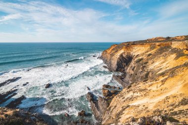 Portekiz 'in batısındaki Odemira bölgesinin Atlantik kıyısında nefes kesici tarih öncesi uçurumlar. Balıkçı Patikası boyunca gezinen, Rota Vicentina.