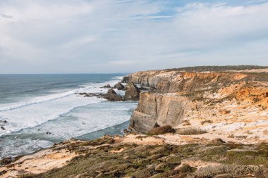Atlantik kıyısının manzarası, Portekiz 'in batısındaki Odemira bölgesinin birçok rengine zıt düşer. Balıkçı Patikası boyunca gezinen, Rota Vicentina.