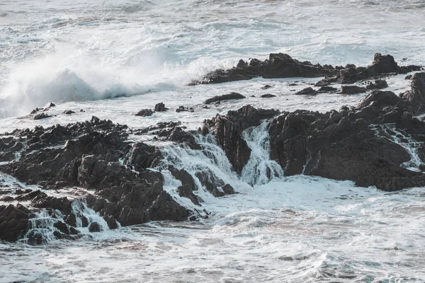 Bouřlivý Oceán Dokazuje Svou Sílu Vlny Narážejí Skálu Při Západu — Stock fotografie