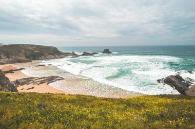Portekiz 'in batısındaki Zambujeira do Mar yakınlarındaki Alteirinhos Plajı manzarası. Balıkçı Patikası boyunca gezinen, Rota Vicentina.