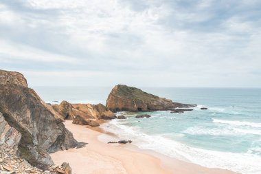 Rocky ve Stony cliffs ve Alteirinhos Beach olarak bilinir. Zambujeira do Mar, Odemira bölgesi yakınlarında, batı Portekiz. Balıkçı Patikası boyunca gezinen, Rota Vicentina.