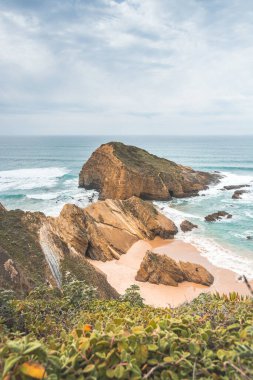 Portekiz 'in Odemira bölgesindeki Atlantik Okyanusu' nun dalgalarıyla sulanan sarı-turuncu kumlara sarp kayalıklar düşüyor. Balıkçı Yolu 'nun ayak izlerinde, Rota Vicentina..
