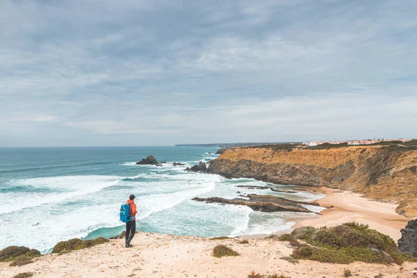 Backpacker Desfruta Sua Caminhada Longo Trilha Dos Pescadores Portugal Vista — Fotografia de Stock