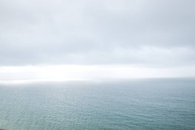 Fırtınanın ortasında, güneş ışığı Portekiz 'in güney kıyısındaki deniz dalgalarını sakinleştirmek için parıldıyor..
