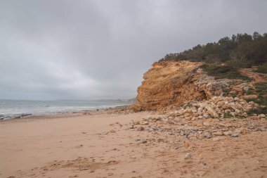 Portekiz 'in güney yarımadasının dağlık kıyı şeridi Algarve' ın ünlü turistik bölgesinde. Luz kasabasının etrafındaki kayalık kayalıklar. Balıkçı patikasını keşfeden, Rota Vicentina.