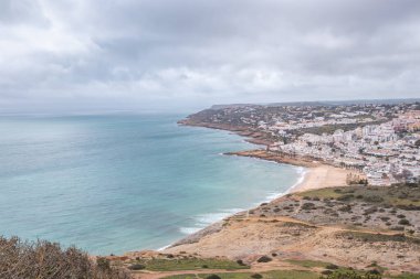 Güney Portekiz 'in Algarve bölgesindeki Atalaia Tepesi' nin tepesinden Luz şehri ve Atlantik Okyanusu plajları görülüyor. Balıkçı Patikası 'nın izinden gidiyorum. Rota Vicentina..