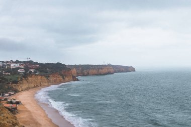 Portekiz 'in Algarve bölgesindeki Cape Sao Goncalo de Lagos' un sonundaki Ponta da Piedade Deniz Feneri 'ndeki Rocky sahili..