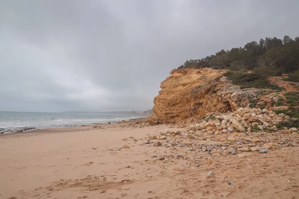 葡萄牙南部半岛的高山海岸线位于著名的阿尔加维旅游区 卢茨镇周围的岩石悬崖 Rota Vicentina发现渔民的踪迹 — 图库照片