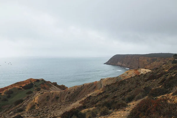 葡萄牙南部半岛的高山海岸线位于著名的阿尔加维旅游区 卢茨镇周围的岩石悬崖 Rota Vicentina发现渔民的踪迹 — 图库照片