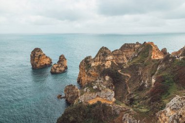 Portekiz 'in güneyindeki Lagos şehrinin yakınlarındaki Algarve' ın ünlü turistik bölgesinde Ponta da Piedade olarak bilinen Atlantik Okyanusu 'nun kayalık çıkıntıları..