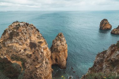 Portekiz 'in güneyindeki Lagos şehrinin yakınlarındaki Algarve' ın ünlü turistik bölgesinde Ponta da Piedade olarak bilinen Atlantik Okyanusu 'nun kayalık çıkıntıları..