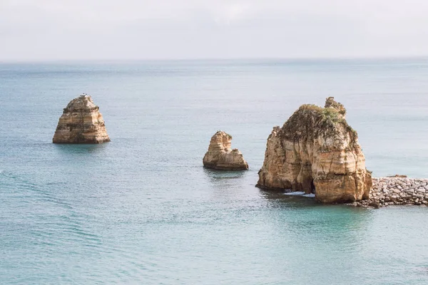 Portekiz 'in güneyindeki Lagos şehrinin yakınlarındaki Algarve' ın ünlü turistik bölgesinde Ponta da Piedade olarak bilinen Atlantik Okyanusu 'nun kayalık çıkıntıları..