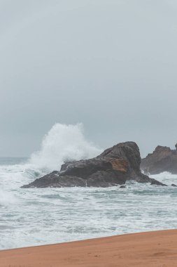 Atlantik Okyanusu 'nu çalkalayan dalgalar Portekiz açıklarındaki kayalara çarpıyor. Suyun gücü..