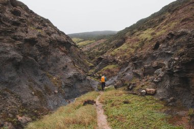 Mart ayında Portekiz 'in güneybatısındaki Algarve bölgesinde, iki tepenin arasındaki vadide yürüyüş. Balıkçı Patikası 'nda dolaşırken.
