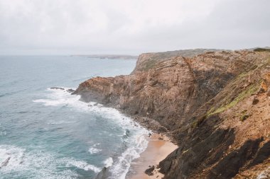 Praia da Manteiga 'nın nefes kesici plajı Vila Do Bispo, Algarve, Portekiz yakınlarındaki yüksek uçurumları ile. Rota Vicentina 'da dolaşıyorum. Batı kıyısını geçiyoruz..