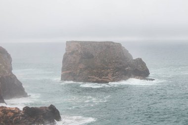 Algarve bölgesinde Portekiz 'in güneybatısındaki Atlantik Okyanusu' nun Rocky kıyı şeridi. Balıkçı Yolu 'nun engebeli güzelliğini keşfediyorum. Cape St. Vincent.