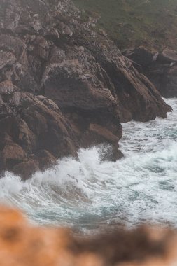 Algarve bölgesinde Portekiz 'in güneybatısındaki Atlantik Okyanusu' nun Rocky kıyı şeridi. Balıkçı Yolu 'nun engebeli güzelliğini keşfediyorum. Cape St. Vincent.