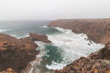 Algarve bölgesinde Portekiz 'in güneybatısındaki Atlantik Okyanusu' nun Rocky kıyı şeridi. Balıkçı Yolu 'nun engebeli güzelliğini keşfediyorum. Cape St. Vincent.