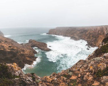 Algarve bölgesinde Portekiz 'in güneybatısındaki Atlantik Okyanusu' nun Rocky kıyı şeridi. Balıkçı Yolu 'nun engebeli güzelliğini keşfediyorum. Cape St. Vincent.