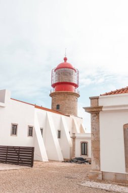 Algarve bölgesindeki Portekiz ülkesinin sonundaki ünlü Cabo de Sao Vicente Deniz Feneri. Sagres kıyı yarımadası boyunca. Balıkçı Patikasını Keşfetmek.