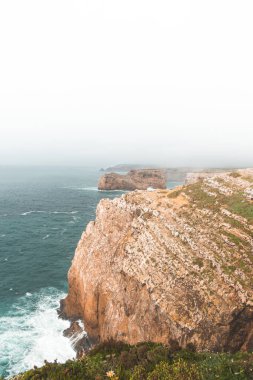 Cape Cabo de Sao Vicente, Portekiz 'in güneybatısında, Algarve bölgesinde. Kayalık kayalıkları seyrediyorum. Balıkçı Yolu 'nun Gezgini.