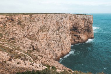 Cape Cabo de Sao Vicente, Portekiz 'in güneybatısında, Algarve bölgesinde. Kayalık kayalıkları seyrediyorum. Balıkçı Yolu 'nun Gezgini.