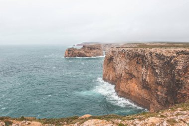Cape Cabo de Sao Vicente, Portekiz 'in güneybatısında, Algarve bölgesinde. Kayalık kayalıkları seyrediyorum. Balıkçı Yolu 'nun Gezgini.
