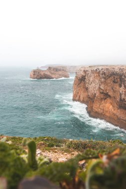 Cape Cabo de Sao Vicente, Portekiz 'in güneybatısında, Algarve bölgesinde. Kayalık kayalıkları seyrediyorum. Balıkçı Yolu 'nun Gezgini.
