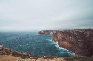 Cape Cabo de Sao Vicente, Portekiz 'in güneybatısında, Algarve bölgesinde. Kayalık kayalıkları seyrediyorum. Balıkçı Yolu 'nun Gezgini.