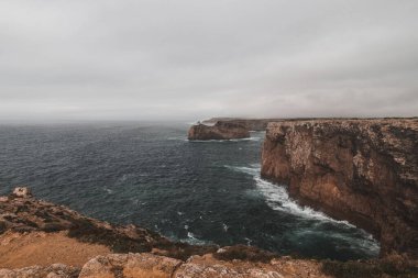 Cape Cabo de Sao Vicente, Portekiz 'in güneybatısında, Algarve bölgesinde. Kayalık kayalıkları seyrediyorum. Balıkçı Yolu 'nun Gezgini.