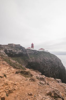 Algarve bölgesindeki Portekiz ülkesinin sonundaki ünlü Cabo de Sao Vicente Deniz Feneri. Sagres kıyı yarımadası boyunca. Balıkçı Patikasını Keşfetmek.