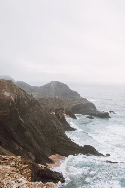 Высокие Известняковые Скалы Опускаются Атлантический Океан Регионе Алгарве Юго Западе — стоковое фото