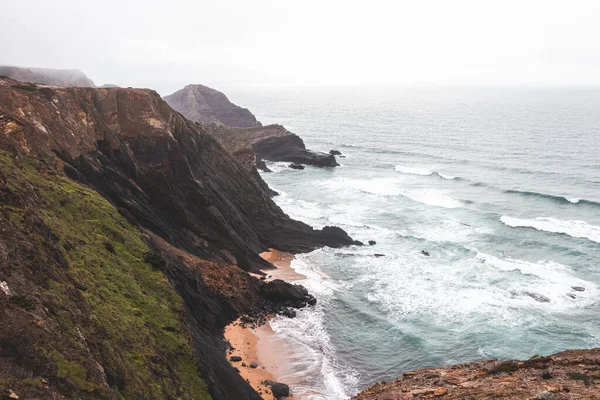 Высокие Известняковые Скалы Опускаются Атлантический Океан Регионе Алгарве Юго Западе — стоковое фото