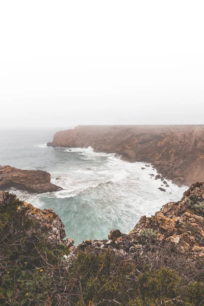 Algarve Bölgesinde Portekiz Güneybatısındaki Atlantik Okyanusu Nun Rocky Kıyı Şeridi — Stok fotoğraf