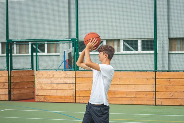 Молодой Талантливый Баскетболист Стреляет Обручами Открытой Площадке Тренируется Будущих Игр — стоковое фото