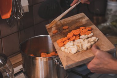 Havuç ve kereviz suyundan ev yapımı et suyu. Sebze çorbası..