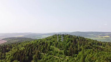 Çek Cumhuriyeti 'nin doğusundaki iki kuleye bakan Hranicni Vrch kulesinin hava görüntüsü. Tepenin tepesinde güçlendirilmiş beton gözetleme kulesi. 4k video