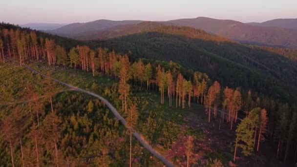 Vzdušný Záběr Úchvatného Západu Slunce Ozařující Okolní Krajinu Oranžovým Světlem — Stock video