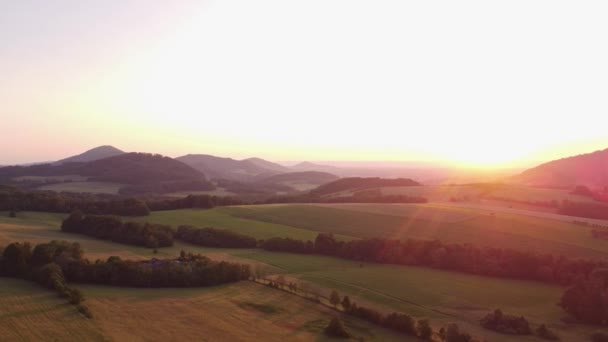 Luftaufnahme Eines Atemberaubenden Sonnenuntergangs Der Die Umliegende Landschaft Mit Seinem — Stockvideo