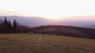 Trinec yakınlarındaki Beskydy dağlarındaki Loucka dağında nefes kesici bir gün batımı. Dağların ve gökkuşağının meraklısı ve aşığı gökkuşağı renginde gökyüzü. 4k video