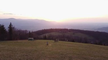 Trinec yakınlarındaki Beskydy dağlarındaki Loucka dağında nefes kesici bir gün batımı. Dağların ve gökkuşağının meraklısı ve aşığı gökkuşağı renginde gökyüzü. 4k video