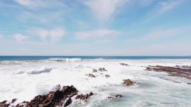 Κύματα Συντρίβονται Στα Βραχώδη Ακρωτήρια Της Δυτικής Πορτογαλικής Ακτής Τις — Αρχείο Βίντεο