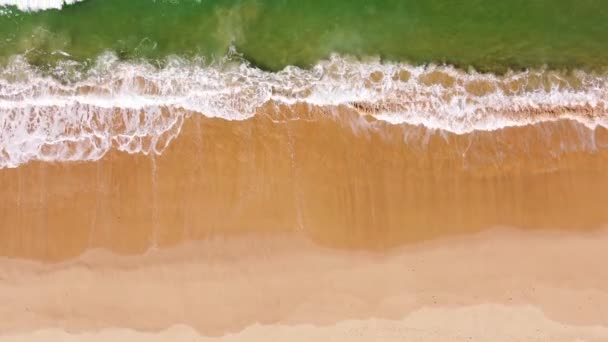 Приплив Чистого Атлантичного Океану Піщаному Пляжі Португалії Дотик Хвилі Піщаній — стокове відео