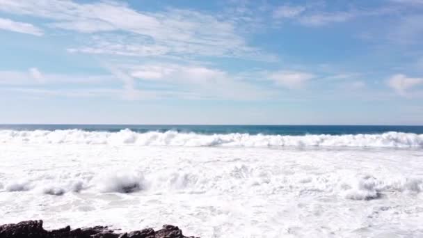 Dalgalar Yağmurlu Günlerde Batı Portekiz Kıyılarının Kayalık Burunlarına Çarpar Yukarıdan — Stok video