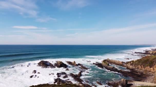 Regnerischen Tagen Schlagen Wellen Gegen Die Felsige Landzunge Der Westportugiesischen — Stockvideo