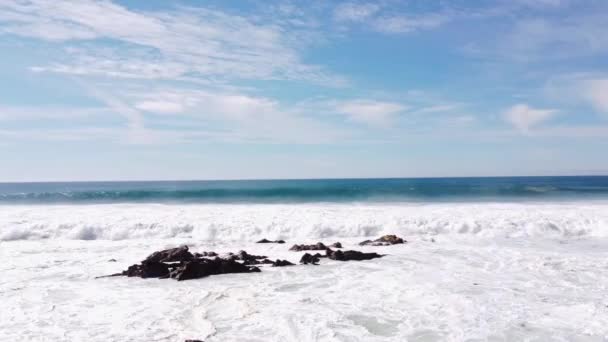 날에는 포르투갈 해안의 바위투성이 언덕에 파도가 부딪친다 위에서 비디오 — 비디오